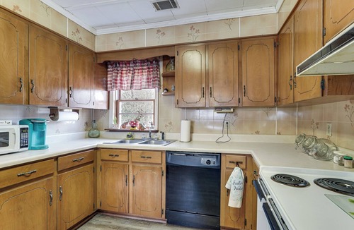 Martin House | 2-Acre Farmhouse w/Animals! Allendale Retreat
