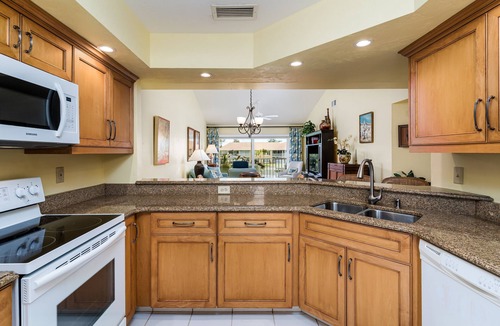 Crown Pointe Condo | 2 bed/2bath condo 3 miles from downtown Naples