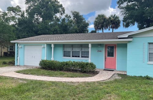 Vero Beach South House | 2 bedroom 2 bath cottage with garage, dog friendly