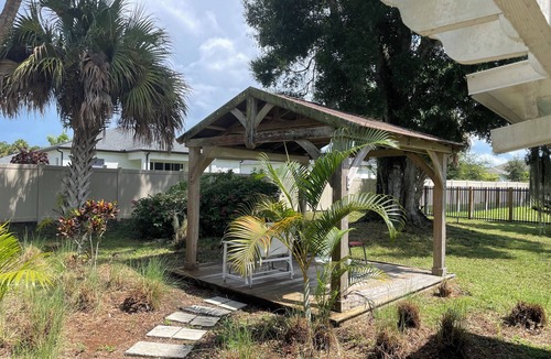 Vero Beach South House | 2 bedroom 2 bath cottage with garage, dog friendly