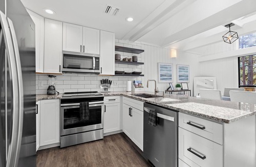 Salem Condo | 2-bedroom condo in Keowee Key: 3 pools, 2 restaurants, fitness center, golf
