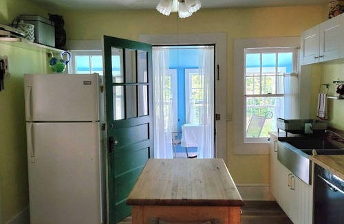Bishop House | 2-bedroom cute farmhouse near Athens, GA