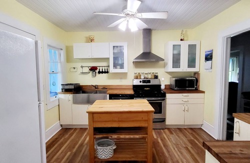 Bishop House | 2-bedroom cute farmhouse near Athens, GA