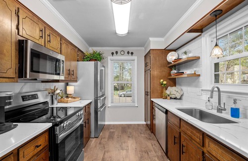 Augusta Apartment | 2 bedroom home with 2 bathrooms and fully fenced backyard. The sleeping arrangements are 1 king and 1 queen and a futon located in the living room.