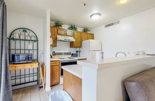 Myrtle Beach Hotel | 2-bedroom hotel in tranquil Myrtle Beach with fitness room and AC