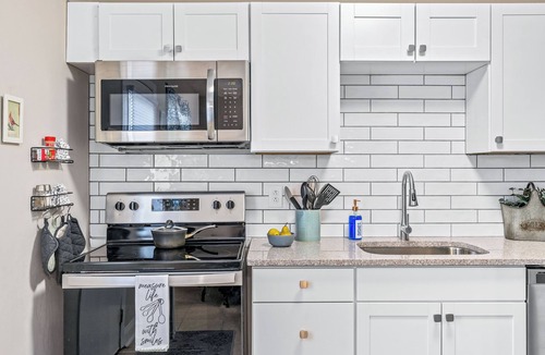 Gainesville House | 2 BR/1.5 BA Townhome, Pets OK, Near NGMC, Longer Stays OK, In-Unit W/D
