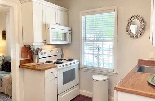 Old West Broad Neighborhood Apartment | 2 BR Gem on Taylor Street, Heart of Historic Savannah, Walk Everywhere!