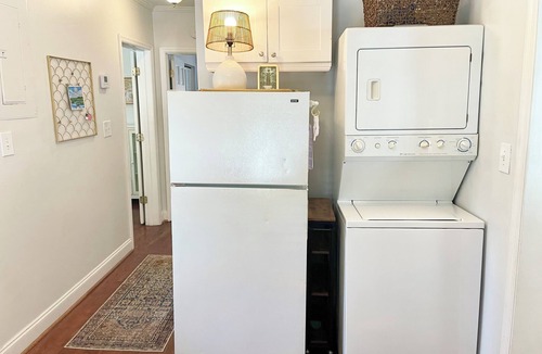 Old West Broad Neighborhood Apartment | 2 BR Gem on Taylor Street, Heart of Historic Savannah, Walk Everywhere!