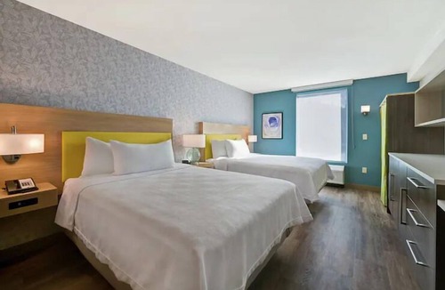 West Palm Beach Hotel | 2 Breezy Queen Studios w/Breakfast & Pool, 3.3mi Flagler Waterfront
