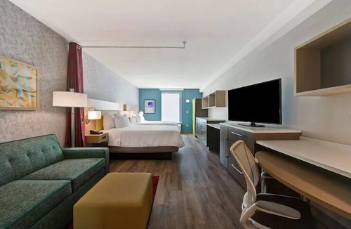 West Palm Beach Hotel | 2 Breezy Queen Studios w/Breakfast & Pool, 3.3mi Flagler Waterfront