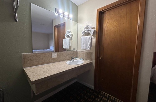 Broken Bow Hotel | 2 Budget-Friendly Rooms w/Free Parking Ideal for Short Stays or Road Trips
