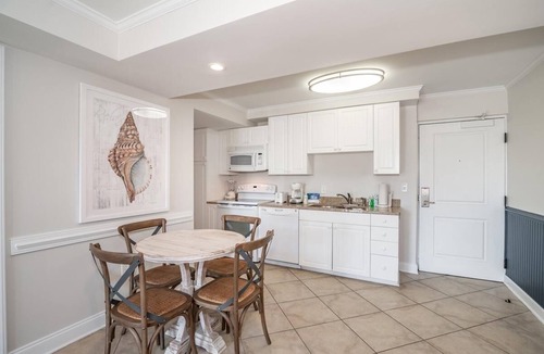 Litchfield by the Sea Hotel | 2 Coastal Suites w/Kitchen + Pool Plaza & Water Slides near Pawleys Island
