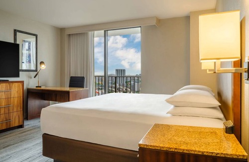 Downtown Miami Hotel | 2 Connecting Suites at a 4⭐️ Hotel