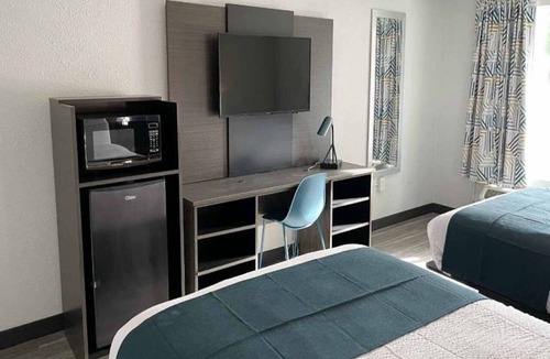 West Columbia Hotel | 2 Full Beds|Smoking,Micfridge