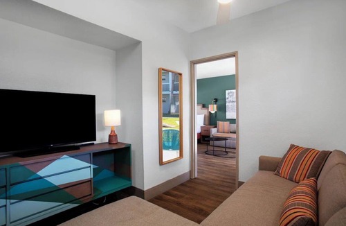 St. Pete Beach Hotel | 2 Junior Suites at Beachcomber for Group Beach Stays