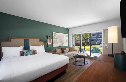 St. Pete Beach Hotel | 2 Junior Suites at Beachcomber for Group Beach Stays