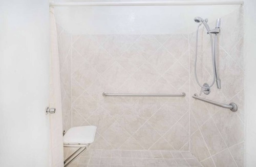 Lookout Valley Neighborhood Association Hotel | 2 King Room Near Lookout Mountain Attractions and Outdoor Fun