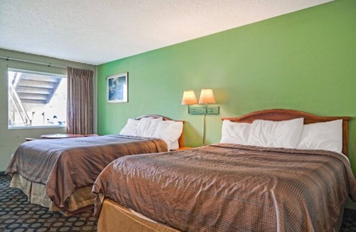 Ashburn Hotel | 2 Lodgings Walk to World's Largest Peanut Statue | 2 Queen Beds | Free Parking