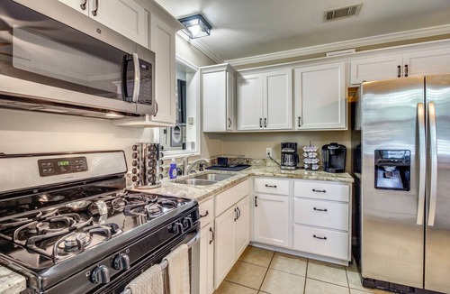 Midtown House | 2 Mi to Downtown Savannah: Historic Home!