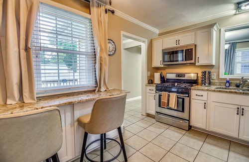 Midtown House | 2 Mi to Downtown Savannah: Historic Home!