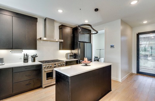 East Raleigh House | 2 Mi to WakeMed: Modern Raleigh Duplex w/Yard