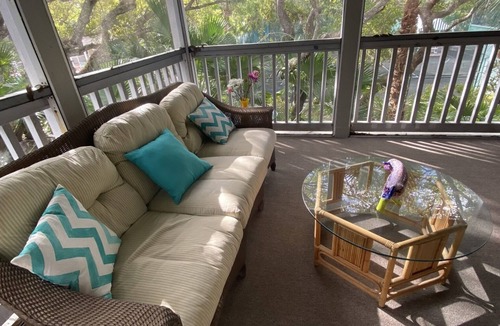 Wabasso Beach Condo | 2 min walk, beachside pool, bar and outside dining, 16tennis courts .Gated.