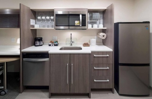 Port Canaveral Hotel | 2 Modern King Studios w/Kitchens, Pool Bar & Breakfast | Port Canaveral