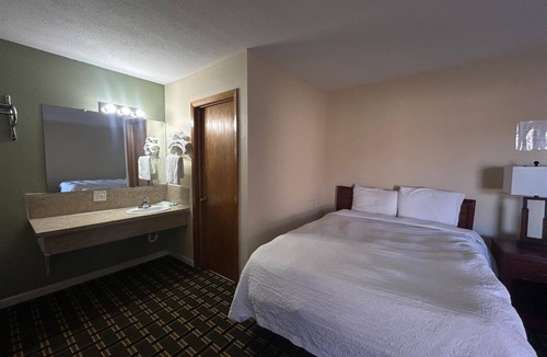 Broken Bow Hotel | 2 Peaceful & Clean Rooms Located Near Main Attractions in Broken Bow’s Center