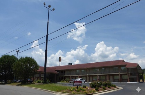 Cleveland Hotel | 2 Peaceful King Rooms for Adventure-Loving Guests