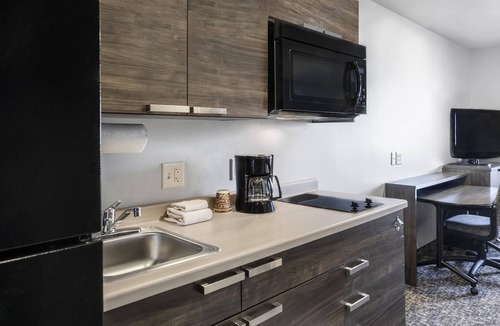 Jonesboro Hotel | 2 Pet-Friendly Jonesboro Accommodations w/Kitchenette | Free On-Site Parking