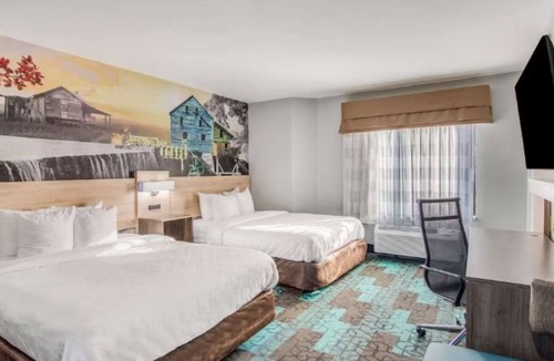 Wake Forest Hotel | 2 Pet-Friendly Rooms with Indoor Pool Minutes from The Factory's Shopping