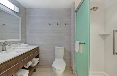 West Palm Beach Hotel | 2 Pet-Friendly Queen Studios w/BBQ, 2.3mi to The Square CityPlace