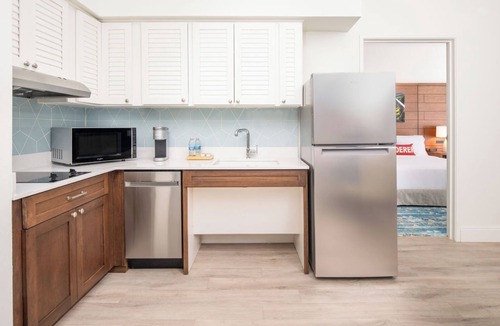 Park Shore Hotel | 2 Pool View Pet Friendly Suite with Free Breakfast
