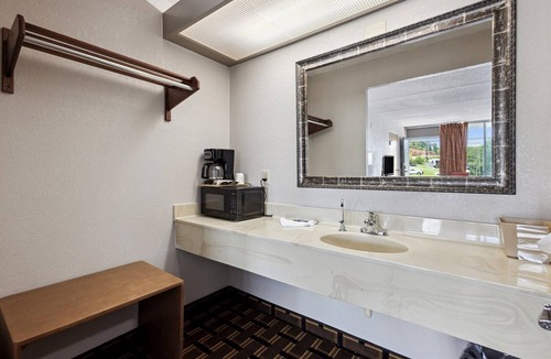 Greeneville Apartment | 2 Queen Bed | Smoking