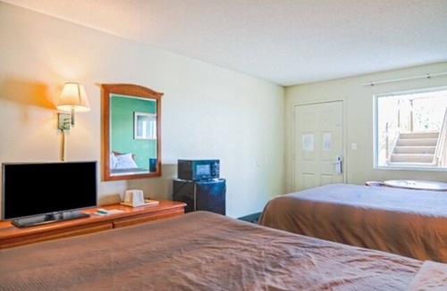 Ashburn Hotel | 2 Queen Beds near Turner County Schools | Perfect Room for Families