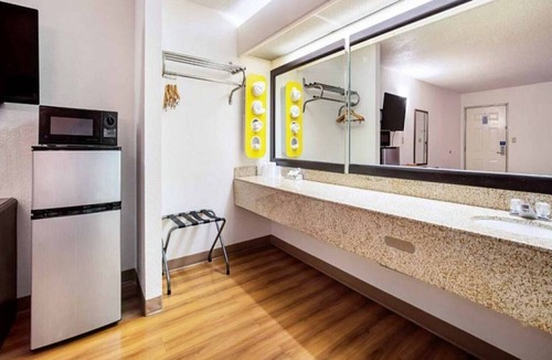 Covington Apartment | 2 Queen Beds | Non-Smoking, Micfridge