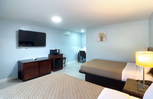 Tazewell Hotel | 2 Relaxing Double-Bed Rooms Near Lincoln Museum w/Free Parking & Nearby Dining