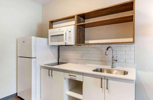 Madison Hotel | 2 Relaxing & Pet-Friendly Rooms for Groups & Families | Free On-Site Parking
