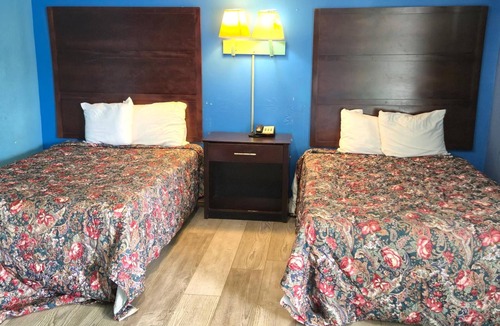 Cleveland Hotel | 2 Relaxing Rooms Offering Simplicity & Comfort & Free On-site Parking