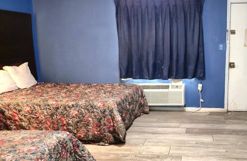 Cleveland Hotel | 2 Relaxing Rooms Offering Simplicity & Comfort & Free On-site Parking