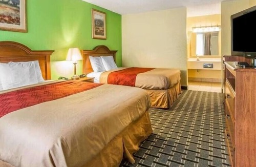 Douglas Hotel | 2 Rooms w/Free Parking & Outdoor Pool Near WWII Museums