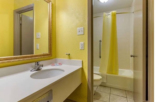 Douglas Hotel | 2 Rooms w/Free Parking & Outdoor Pool Near WWII Museums