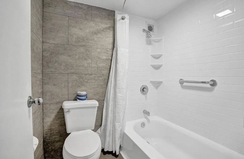 Downtown Hollywood Hotel | 2 Spacious Room, Perfect weekend getaway near attractions and beach + Breakfast!