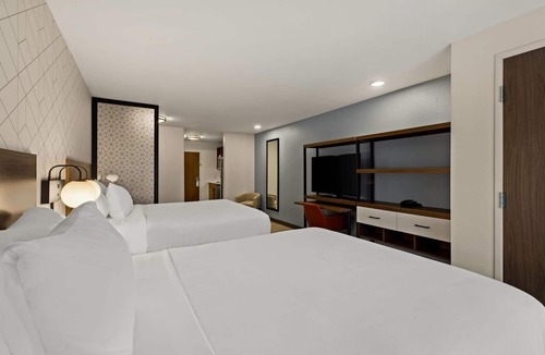 Newnan Hotel | 2 Spacious Units Near Newnan City Center | Gym Access | Free Parking!
