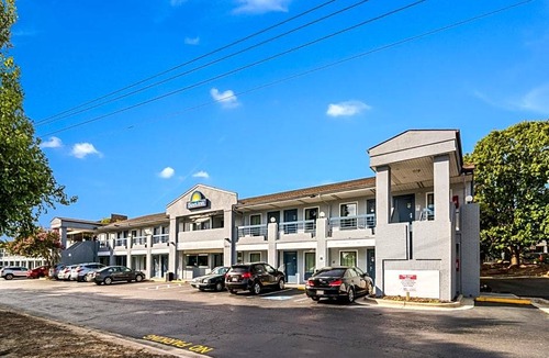 Northwest Raleigh Hotel | 2-Star Hotel ∙ Days Inn by Wyndham Raleigh Glenwood-Crabtree
