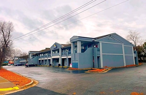 Northwest Raleigh Hotel | 2-Star Hotel ∙ Days Inn by Wyndham Raleigh Glenwood-Crabtree