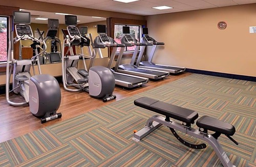 Southeast Raleigh Hotel | 2-Star Hotel ∙ Holiday Inn Express & Suites Raleigh NE - Medical Ctr Area, an IHG Hotel