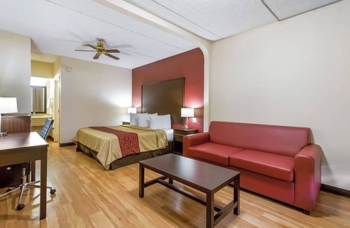 Statesboro Hotel | 2-Star Hotel ∙ Red Roof Inn & Suites Statesboro - University