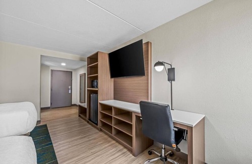Statesville Hotel | 2 Units | Efficient Stay Close to Statesville Historic District - 2 miles