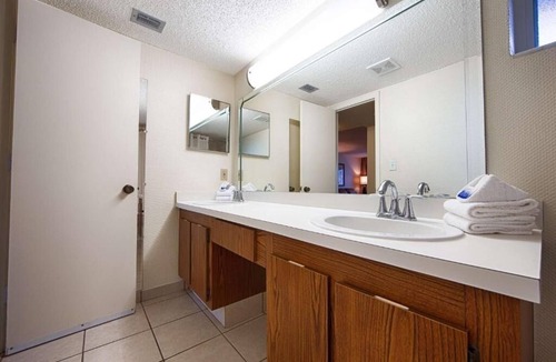 Moorings Hotel | 2 Units | Naples Stay | Near 9th St N & Local Spots